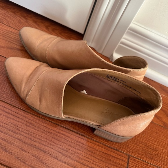 Elegant Beige Leather Flats - Picture 2 of 5